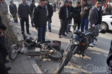 Motosikletle şarjlı bisiklet çarpışınca...
