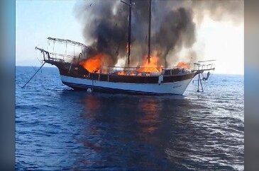 Marmaris'te ahşap yat yandı