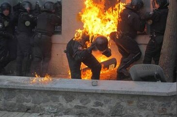  Polis alevler içinde kaldı!