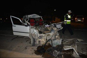 Kamyona çarpan otomobilde can pazarı
