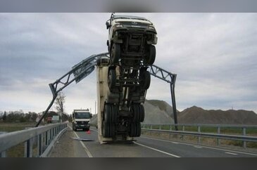  İşte dünyanın en sıradışı araç kazaları...