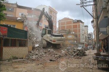 Bursa'da tehlikeli yıkım!