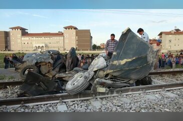 Yolcu treni otomobili böyle biçti