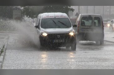 Bursa'da 10 dakikalık yağış yaşamı felç etti