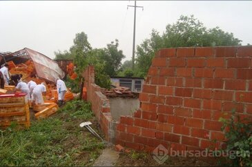 Bursa'da tavuk yüklü TIR devrildi