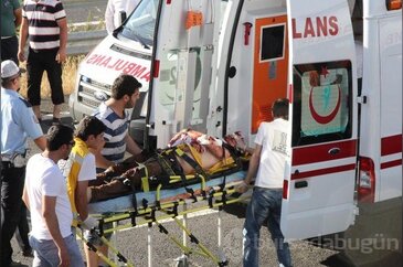 Üniversitelileri taşıyan midibüs virajı alamadı...