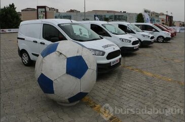 Otomobille futbol oynadılar