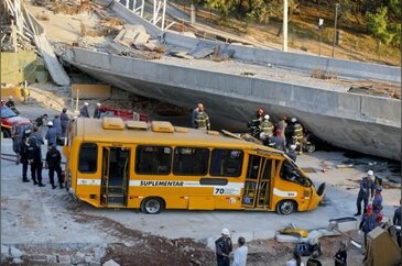 Dünya Kupası için yapılan köprü çöktü: 2 ölü, 20 yaralı