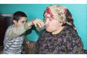Engelli annesine bakıyor