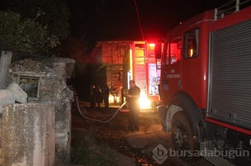 Bursa'da ahşap ev alev alev yandı