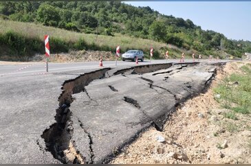 Bursa'da yol çöktü!
