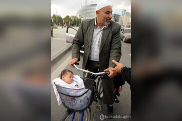 3 aylık bebeği bisiklet sepetinde taşıdılar!
