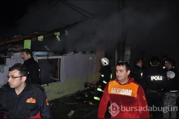 İnegölde'ki yangında iki ev yandı, iki ev zarar gördü