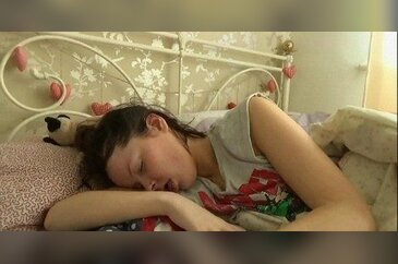 Genç Kız Hastalığı Yüzünden Günde 22 Saat Uyuyor