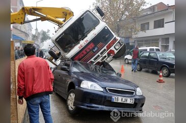 Bursa'da vinç otomobilin üzerine devrildi!
