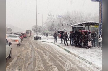 Bursa'da kar trafiği felç etti