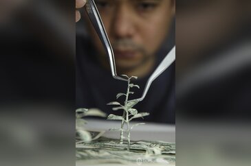 Kağıt parçalarından sanat eserleri yarattı