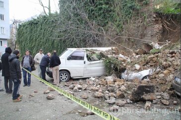 Bursa'da istinat duvarı çöktü!