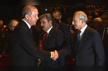 Cumhurbaşkanı Erdoğan ve CHP Lideri Kılıçdaroğlu tokalaştı