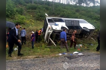Öğrencileri taşıyan midibüs devrildi: 22 yaralı 