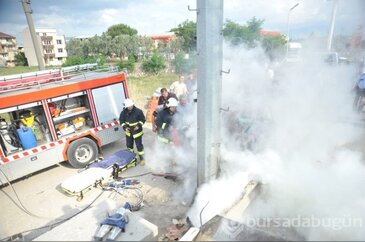 Bursa'da araçla elektrik direğine çarptı 