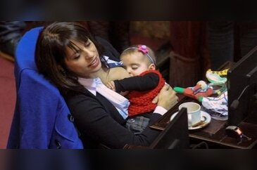 Mecliste bebeğini emziren vekil
