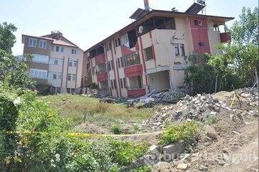 Mahalle yerinden oynadı