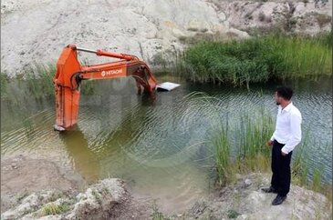 30 tonluk ekskavatör 3 yıldır gölette
