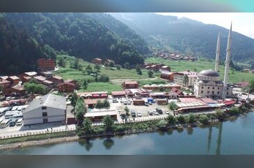 Yılda 2 milyon kişinin ziyaret ettiği göl