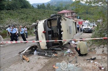 Fındık işçilerini taşıyan midibüs devrildi 1 ölü, 24 yaralı