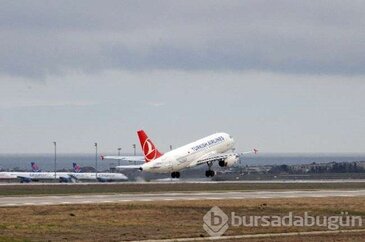 Kaçırdığı uçağın peşinden koştu