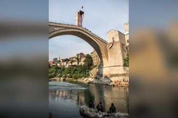 Tarihi Mostar Köprüsü'nden nefes kesen atlayışlar