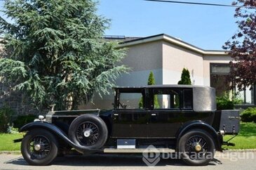 Asırlık otomobiller alıcı bekliyor