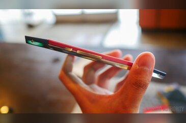 Çelikten bile sağlam telefon