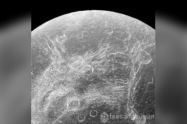 NASA, Dione'nin fotoğraflarını yayınladı