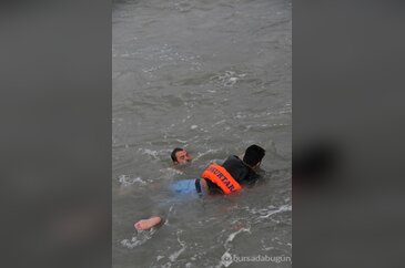 Boğulmaktan çarşafa tutunarak kurtuldular