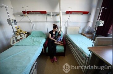 Göz kanseri Emir, cezaevindeki babasına kavuştu