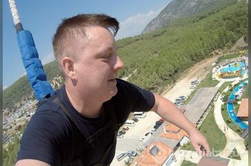 Protez bacağıyla bungee jumping yaptı
