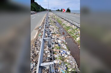 Artvin'deki sel çöp dağlarını ortaya çıkardı