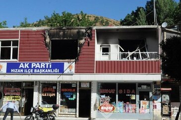 AK Parti Hizan İlçe Başkanlığı'na saldırı!