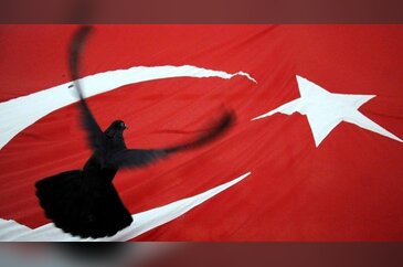 Siyah güvercinler şehitler için gökyüzüne bırakıldı