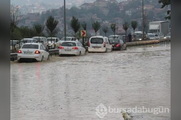 İstanbul yine bildiğiniz gibi... Yağmur yağdı, her yer sular altında