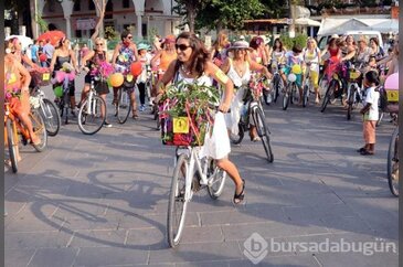 Süslü kadınlardan bisiklet turu