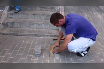 Kaldırımın altından gelen sesi duydu ve..