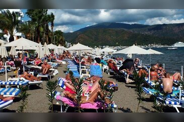 Marmaris'te hava 31 derece, plajlar turistlere kaldı