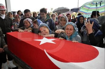 Şehidin eşi: Barış barış diyordunuz, kocamın kanı döküldü, hadi bar...