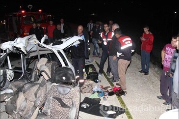 Ölüm virajında korkunç kaza: 4 ölü, 4 yaralı