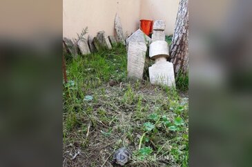 Müslüman mezarlığında define aradılar