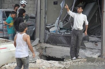 Rus savaş uçakları Suriye'nin İdlib kentinde sivil yerleşim yerleri...