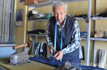 Kömürlü ütüsünden 48 yıldır vazgeçemiyor